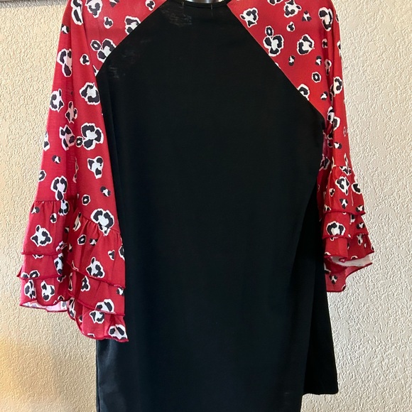 Ladies size Medium Top NWT - Picture 3 of 4